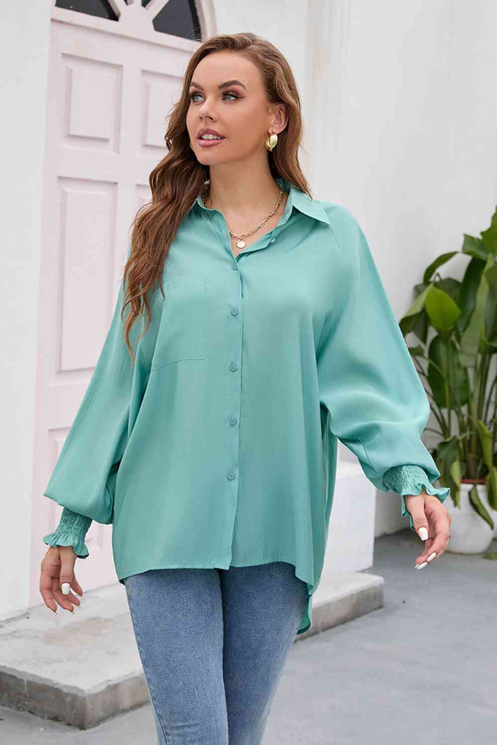 Camisa de cuello alto y bajo con mangas farol