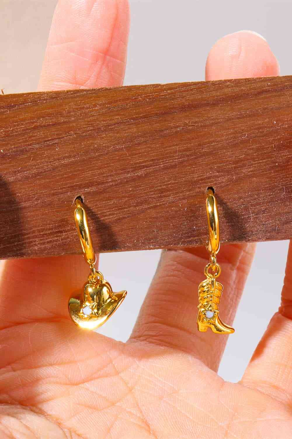 Pendientes asimétricos de cobre bañados en oro de 14 quilates con forma de sombrero y bota