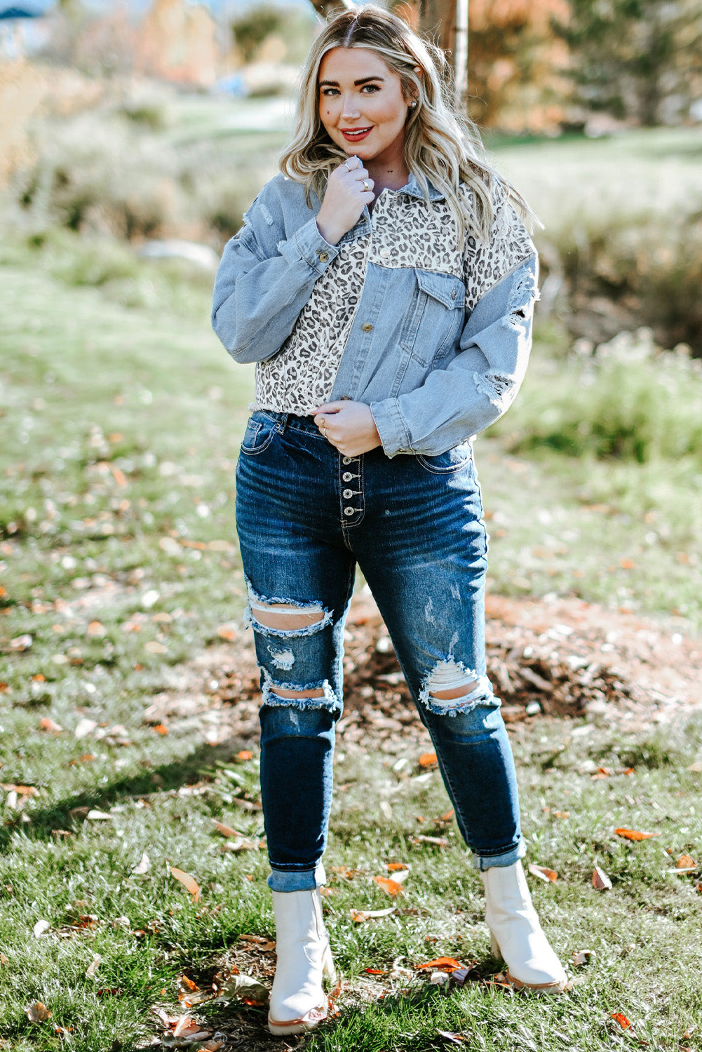 Chaqueta vaquera desgastada con dobladillo sin rematar y estampado de leopardo en talla grande