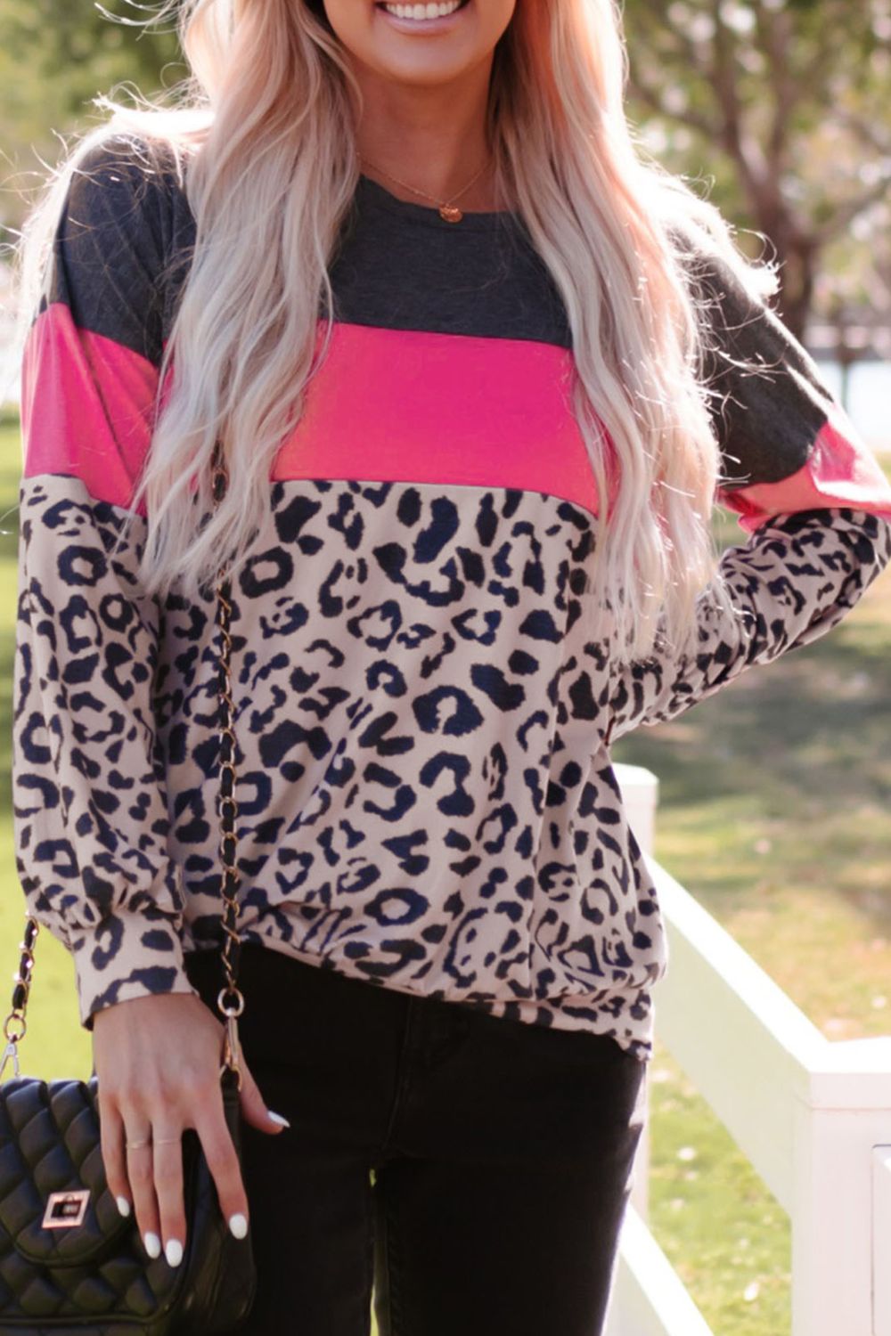 Blusa de manga larga con bloques de color y estampado de leopardo