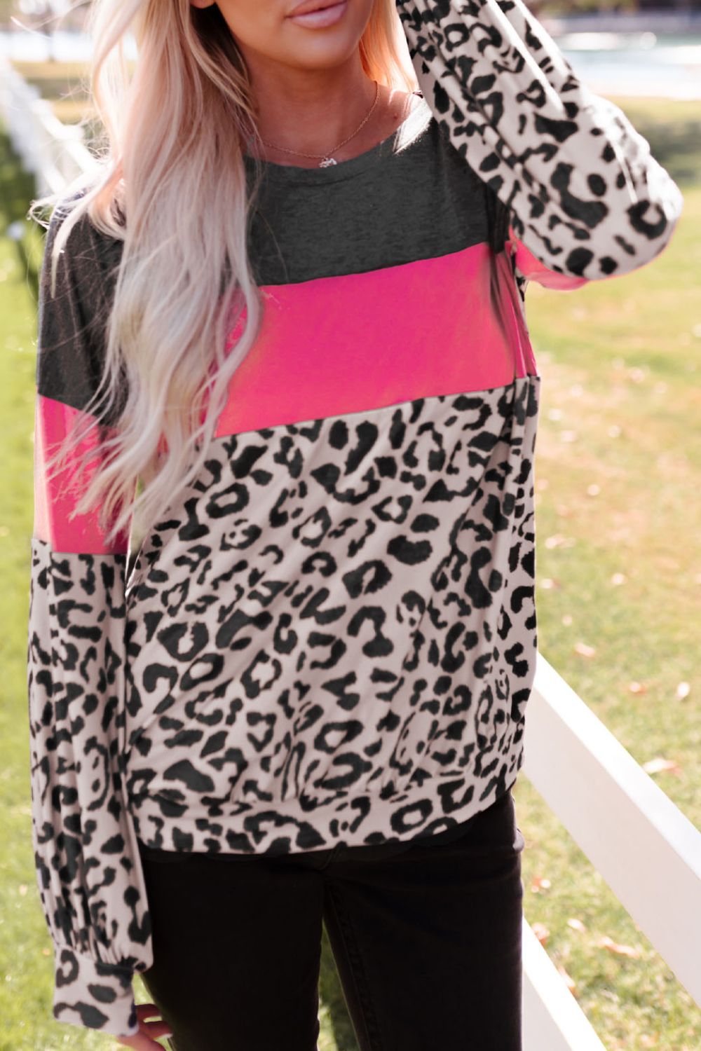 Blusa de manga larga con bloques de color y estampado de leopardo