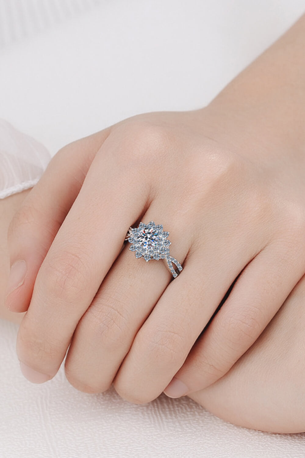 Anillo de moissanita con forma de flor y cuerpo dividido