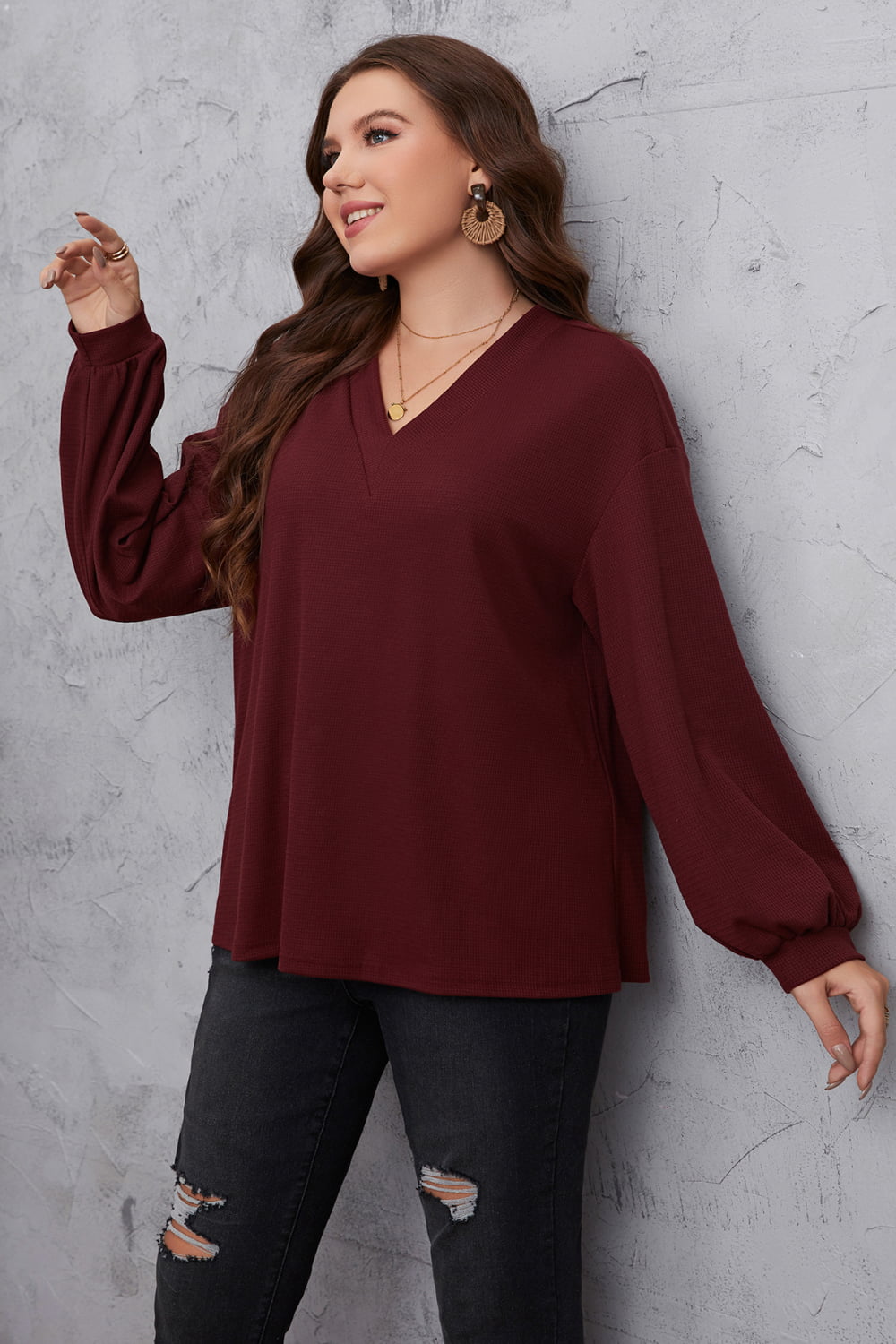 Blusa de hombros caídos con escote en V y talla grande de Melo Apparel